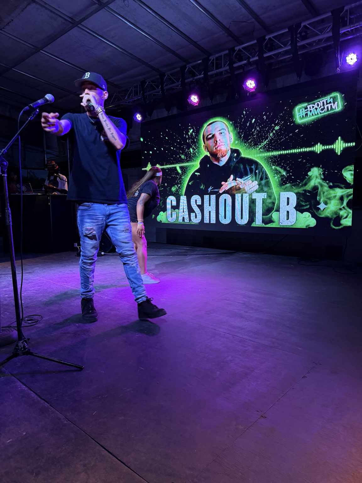 Cashout B performs on the Heartwood Soundstage with his artist graphic on the LED screen.